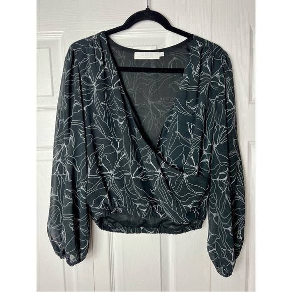 ASTR The Label Black Floral Puff Sleeve V-Neck Lightweight Blouse Size Small - Picture 3 of 5